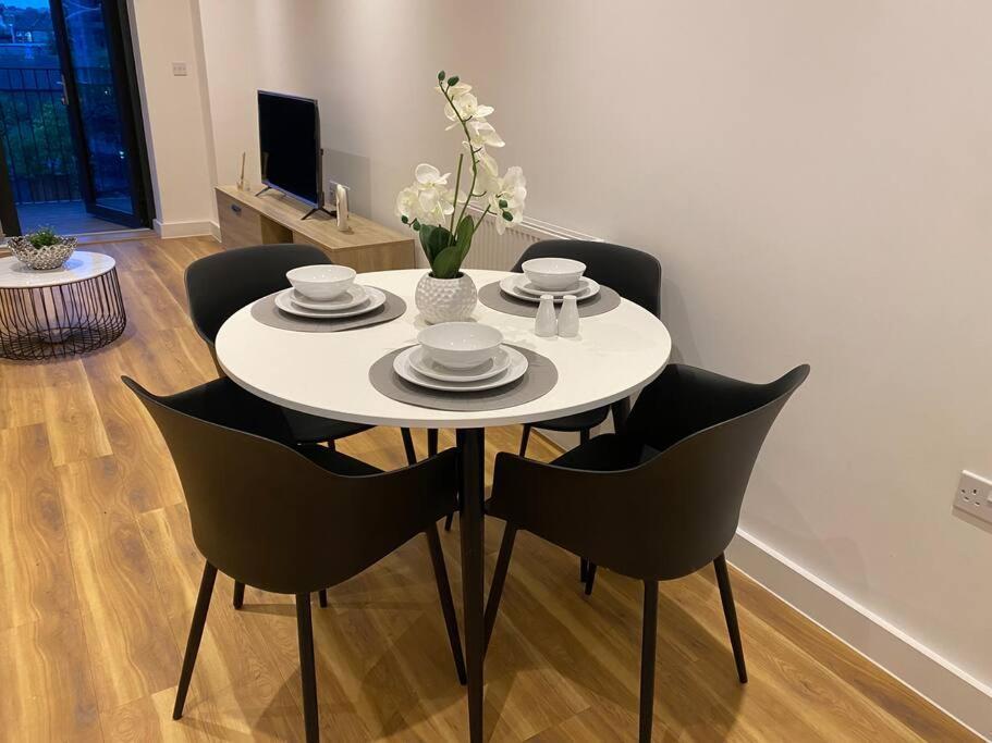Triple T Homes Cosy 2 Bedroom Apartment With Balcony 伊尔福德 外观 照片